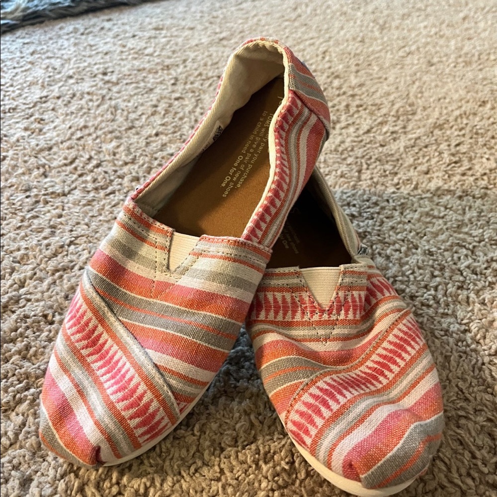 TOM’s slip-on shoe size 6W